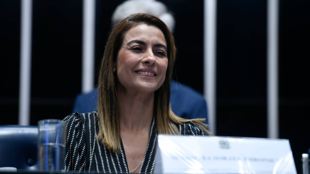 O Plenário do Senado sedia, durante sessão especial, o Seminário Inovação & Iniciativas pela Eliminação de Violências contra as Mulheres. A iniciativa, que coincide com o Dia Internacional da Eliminação da Violência Contra a Mulher, faz parte da campanha 16 Dias de Ativismo pelo Fim da Violência Contra as Mulheres, que tem como eixo temático compartilhar iniciativas no combate a transgressões política e doméstica contra o sexo feminino. O evento é uma cooperação entre o Congresso Nacional (representado pela Secretaria da Mulher da Câmara dos Deputados, pela Procuradoria Especial da Mulher do Senado, pelo Comitê pela Promoção da Igualdade de Gênero e Raça e pela Bancada Feminina do Senado) e a Embaixada de Israel. À mesa, senadora Soraya Thronicke (União-MS). Foto: Edilson Rodrigues/Agência Senado