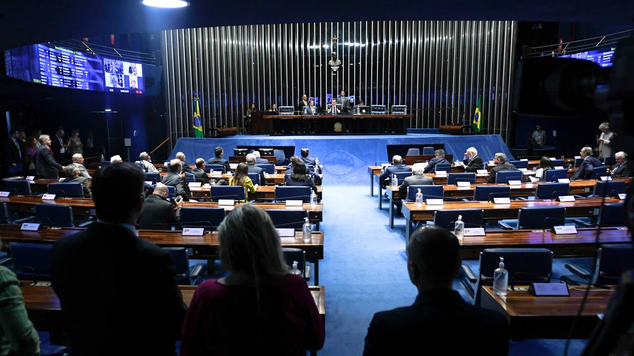 Plenário do Senado Federal durante sessão deliberativa ordinária semipresencial. Na ordem do dia, o decreto de intervenção federal na segurança pública do Distrito Federal. O decreto foi assinado no domingo (8) pelo presidente da República, e tramita em caráter de urgência. Mesa: vice-presidente do Senado Federal, senador Veneziano Vital do Rêgo (MDB-PB); presidente do Senado Federal, senador Rodrigo Pacheco (PSD-MG); secretário-geral-adjunto da Mesa do Senado Federal, Ivan Furlan Falconi. Foto: Jefferson Rudy/Agência Senado
