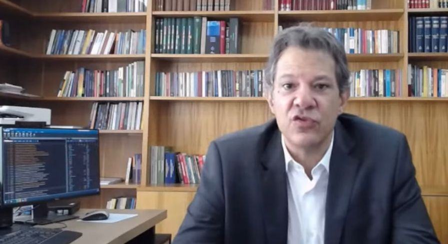 Fernando Haddad (PT), ministro da Fazenda, em seu gabinete com o serviço Valor PRO ao fundo
