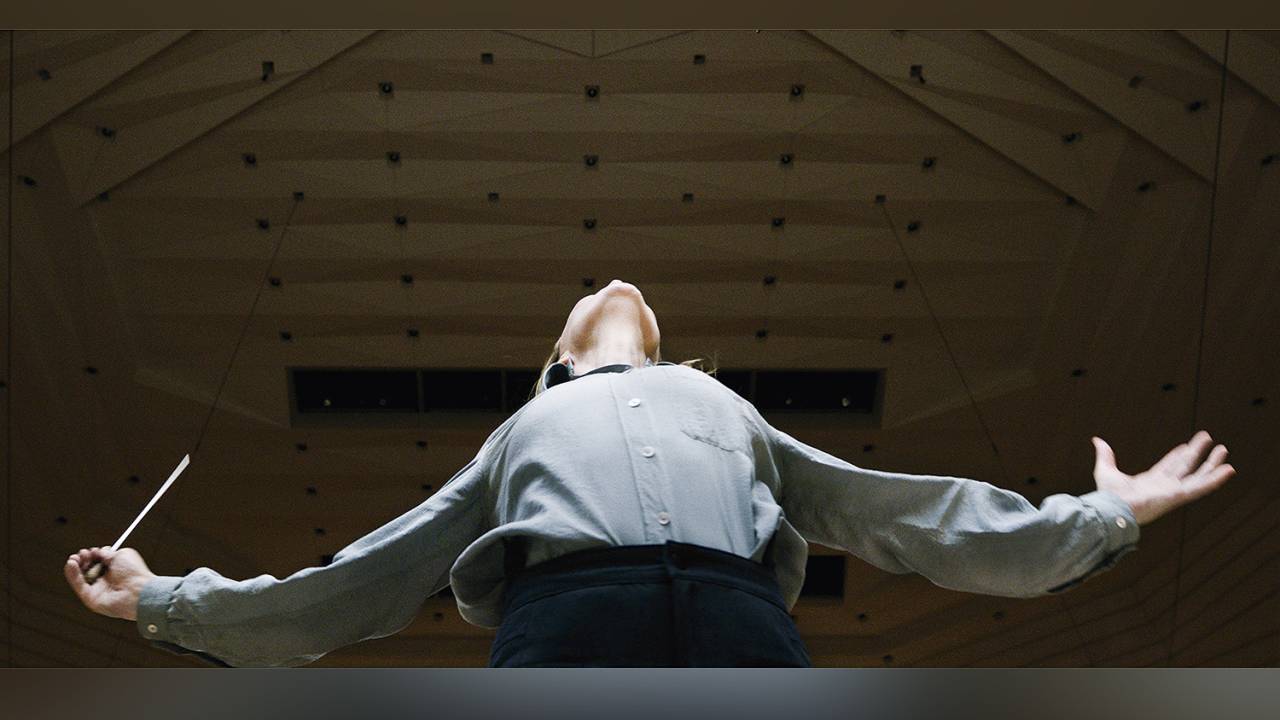 SINFONIA DA QUEDA - Blanchett como Tár: em transe diante da orquestra -
