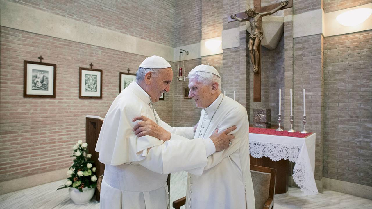 CONTRADITÓRIOS - Joseph Ratzinger (à dir.), já como pontífice emérito, ao lado de Francisco: amizade, apesar de duas visões muito distintas da Igreja Católica -