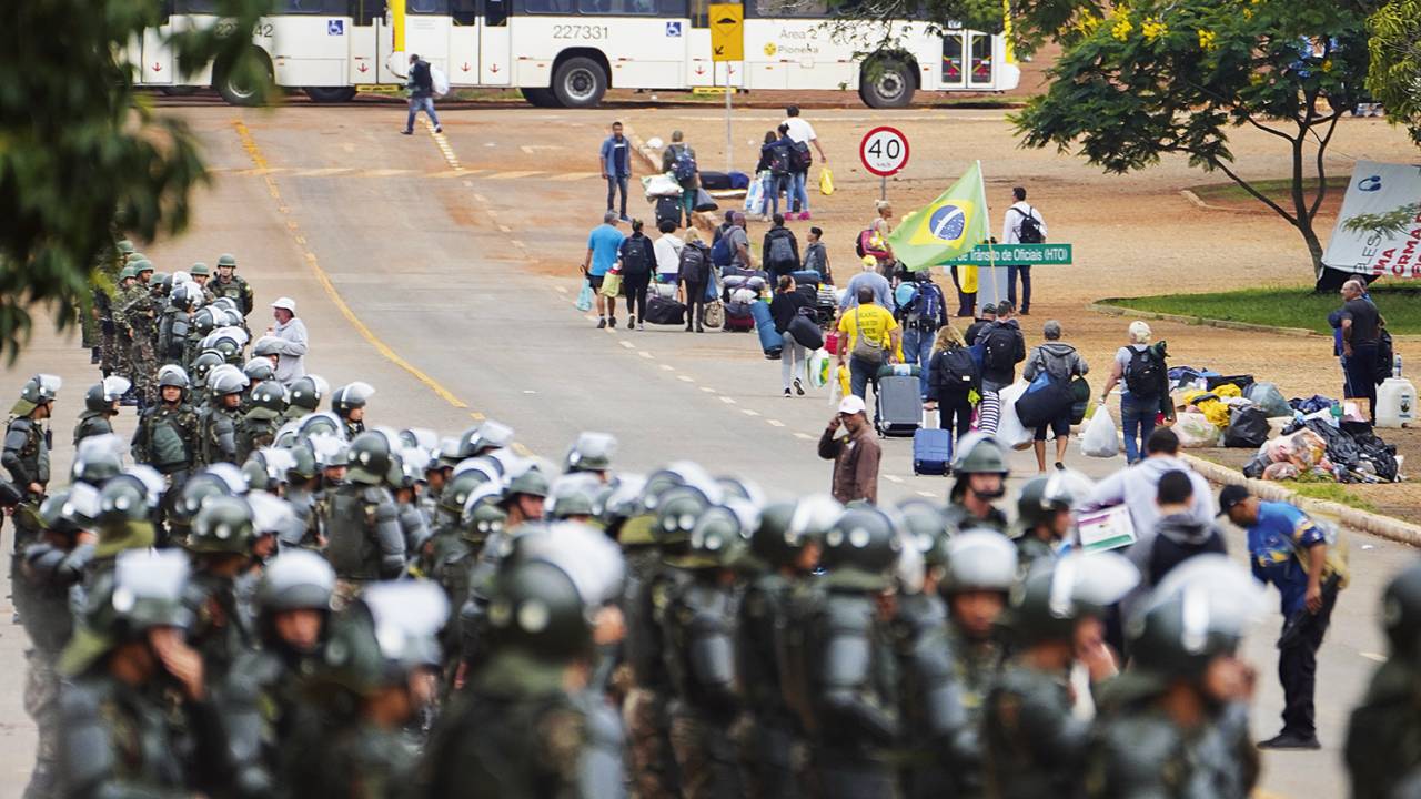 FIM DA LINHA - Acampamento em frente ao QG do Exército é desfeito: abrigo de terroristas -