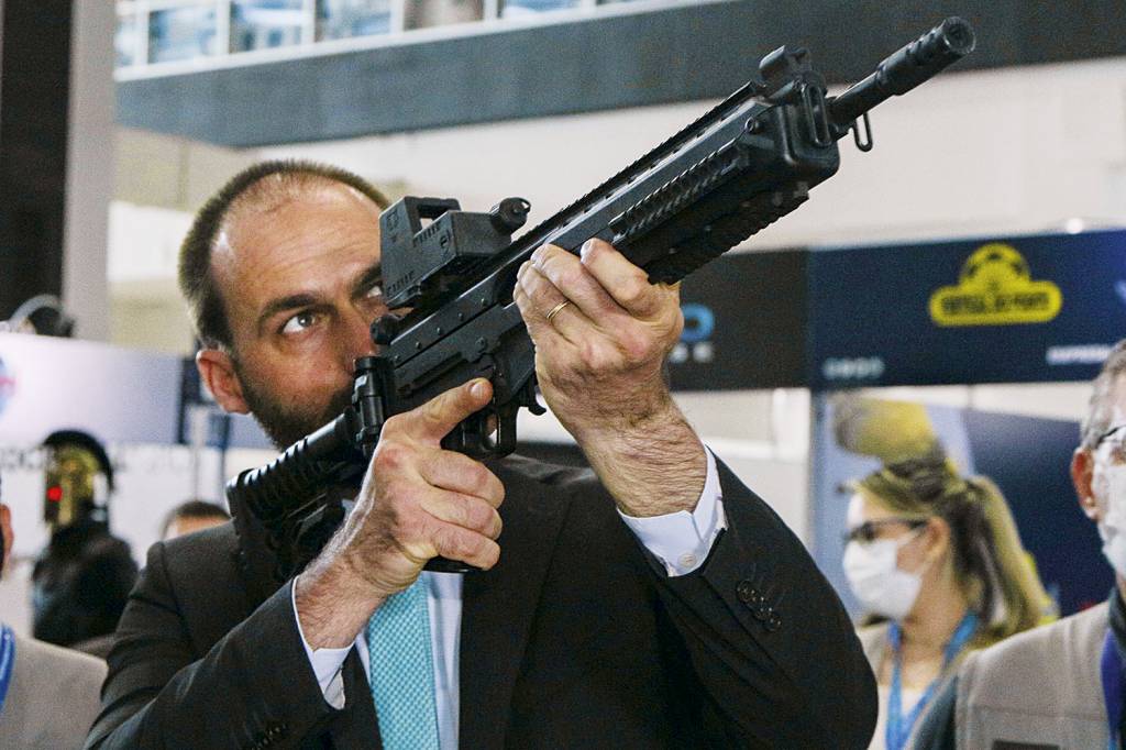 EDUARDO-BOLSONARO-ARMAS-2021-09.jpg AMEAÇAS - Eduardo Bolsonaro: desde antes de o mandato começar, um confronto aberto com o Supremo Tribunal Federal -