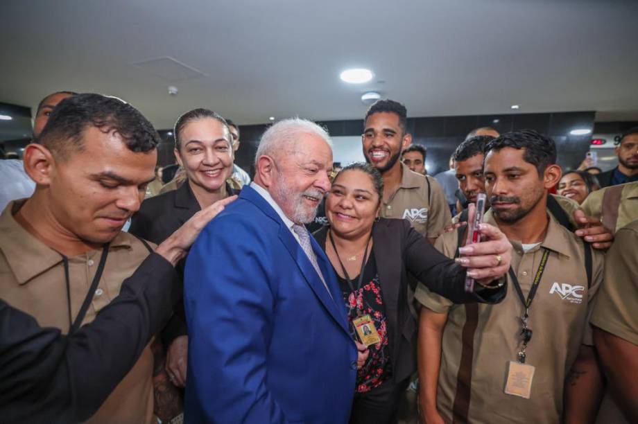 Lula em encontro com trabalhadores da limpeza do Palácio do Planalto que participaram da força-tarefa após destruição promovida por bolsonaristas terroristas -