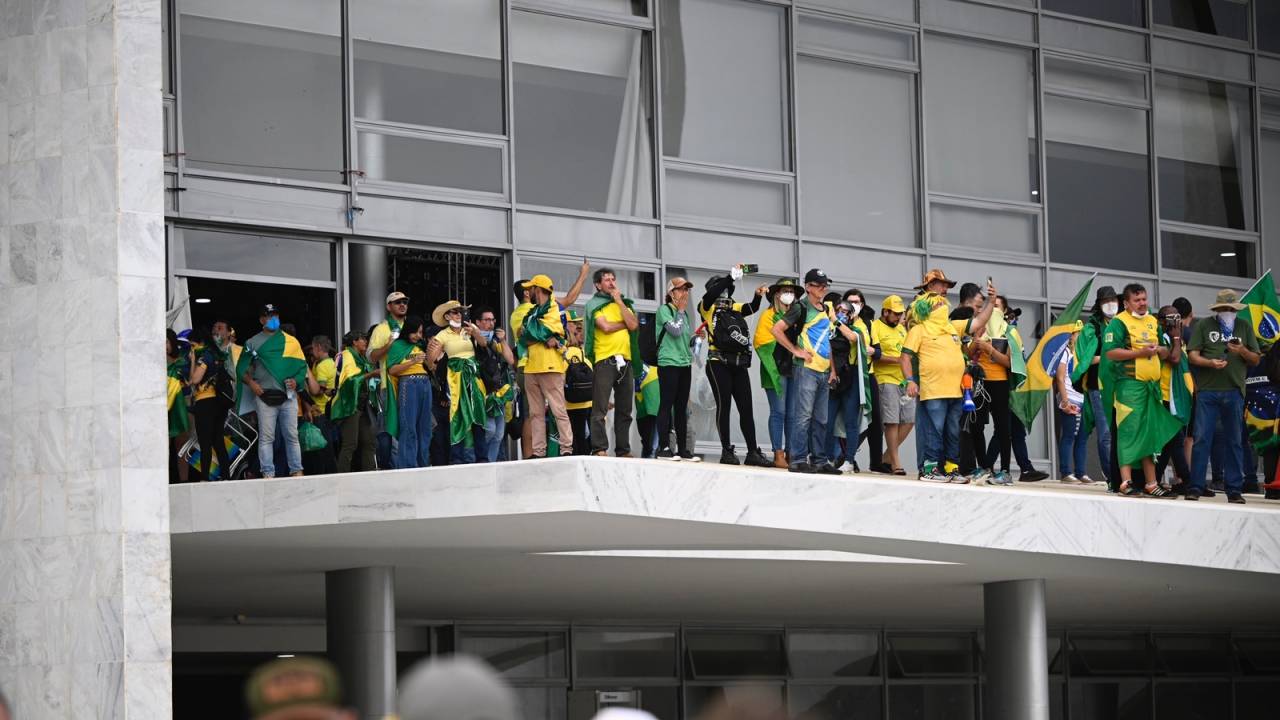 Apoiadores de Bolsonaro invadem prédios dos Três Poderes