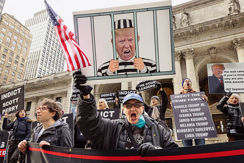 A coalition of activists and allies gather on the steps of PRESSÃO - Protesto no aniversário da invasão do Capitólio: Trump em baixa -