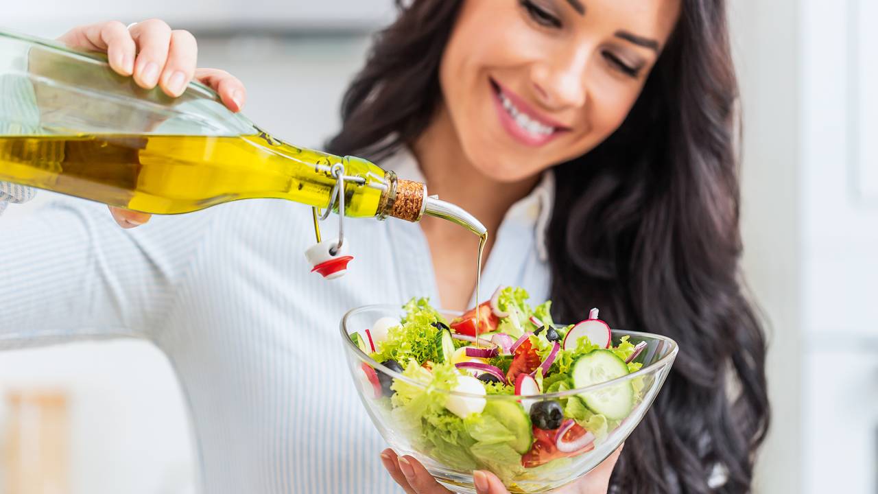 TEMPERO - Folhas, legumes e azeite: combinação básica que ajuda a regular a flora intestinal e o açúcar no sangue -