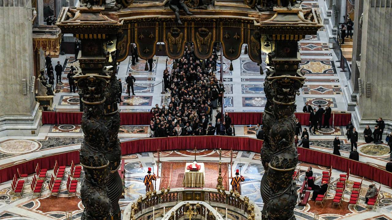 CIDADE DO VATICANO - 02 DE JANEIRO: (NOTA DO EDITOR: A imagem retrata a morte.) O corpo do Papa Emérito Bento XVI jaz em estado dentro da Basílica de São Pedro, em 02 de janeiro de 2023 na Cidade do Vaticano. Joseph Aloisius Ratzinger nasceu em Marktl, Baviera, Alemanha, em 1927. Tornou-se Papa Bento XVI, servindo como chefe da Igreja Católica e soberano do Estado da Cidade do Vaticano de 19 de abril de 2005 até sua renúncia, devido a problemas de saúde, em 28 Fevereiro de 2013. Sucedeu ao Papa João Paulo II e foi sucedido pelo atual Papa Francisco. Ele morreu em 31 de dezembro de 2022, aos 95 anos, no Mosteiro Mater Ecclesiae, na Cidade do Vaticano