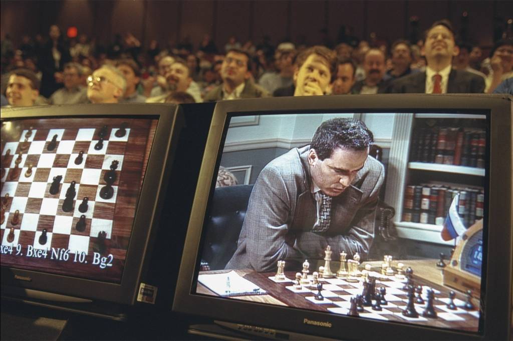GettyImages-255005.jpg VITÓRIA DA CIVILIZAÇÃO - O enxadrista Garry Kasparov enfrenta o computador Deep Blue em 1996: uma única derrota -