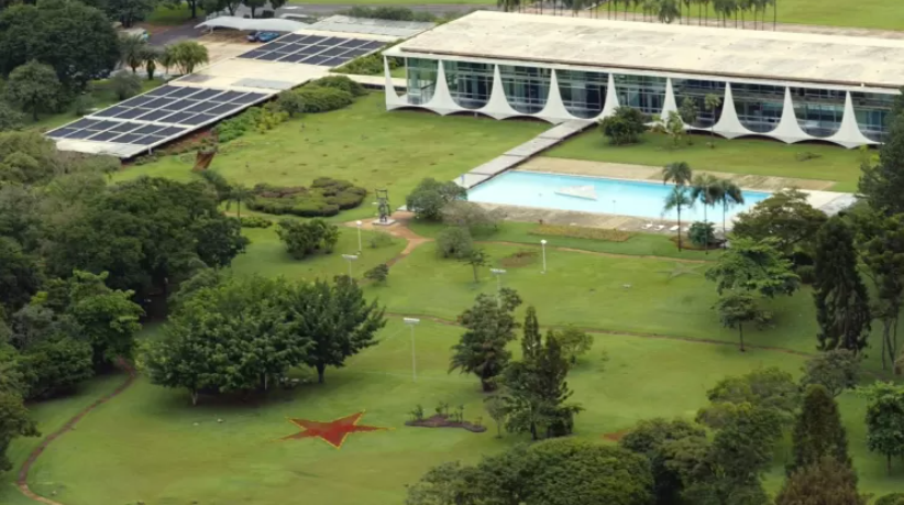 Filho de Lula defende antiga estrela vermelha do PT no jardim do Alvorada