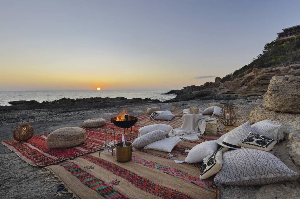 SIX-SENSES-IBIZA-2022-01.jpg RELAX - Six Senses, em Ibiza: sessões na praia ao pôr do sol e exames médicos -