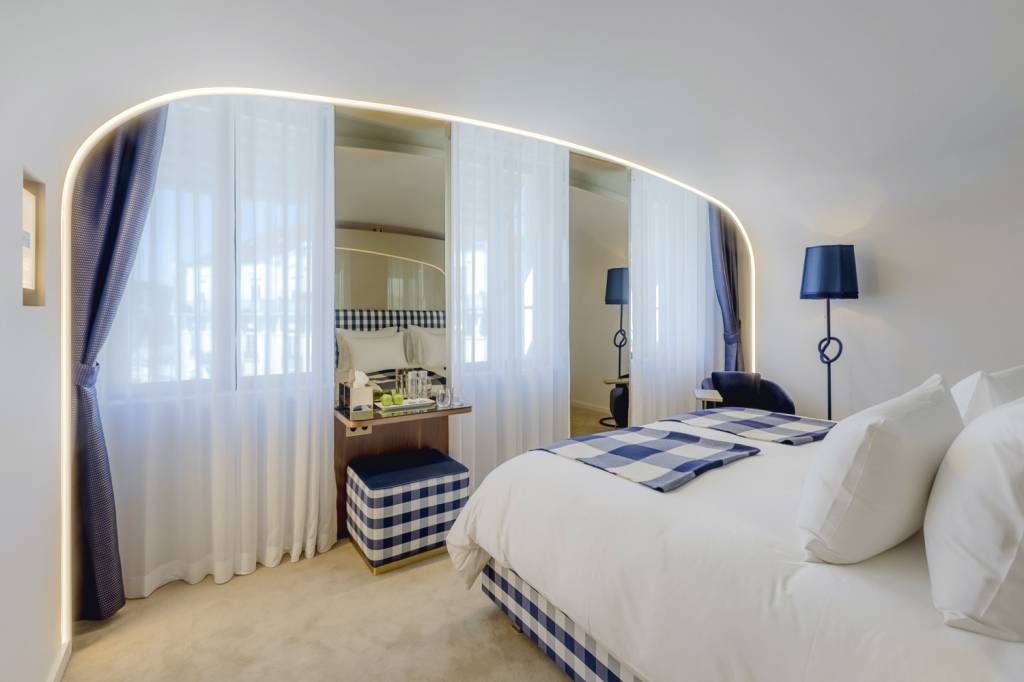 SLEEP-SPA-HASTENS-COIMBRA-PORTUGAL-2022-01.jpg FEITO A MÃO - Quarto do Hästens Sleep Spa, de Coimbra: leito fabricado por artesãos -