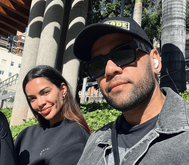 Mulher de Daniel Alves se manifesta sobre volta de homenagem do Barcelona