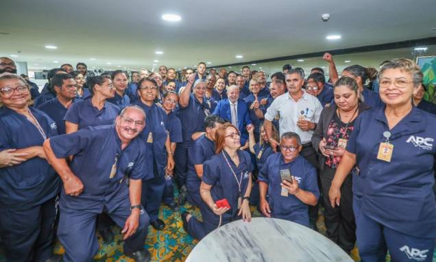 Lula em encontro com trabalhadores da limpeza do Palácio do Planalto que participaram da força-tarefa após destruição promovida por bolsonaristas terroristas - Lula em encontro com trabalhadores da limpeza do Palácio do Planalto que participaram da força-tarefa após destruição promovida por bolsonaristas terroristas -