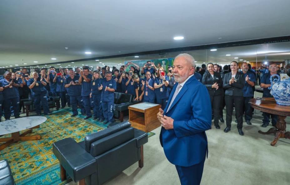 Lula em encontro com trabalhadores da limpeza do Palácio do Planalto que participaram da força-tarefa após destruição promovida por bolsonaristas terroristas -