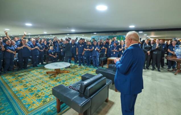 Lula em encontro com trabalhadores da limpeza do Palácio do Planalto que participaram da força-tarefa após destruição promovida por bolsonaristas terroristas - Lula em encontro com trabalhadores da limpeza do Palácio do Planalto que participaram da força-tarefa após destruição promovida por bolsonaristas terroristas -