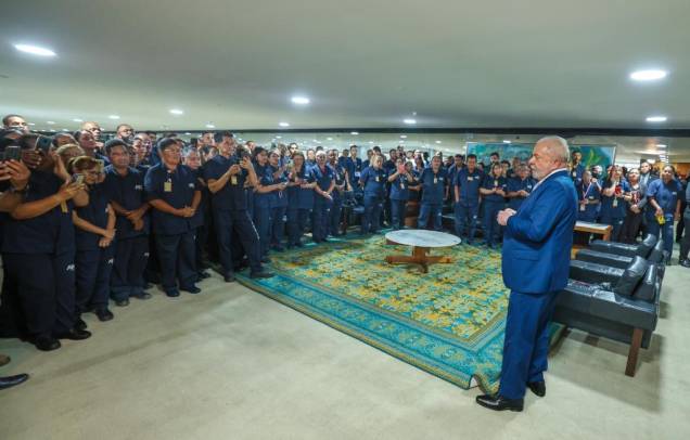 Lula em encontro com trabalhadores da limpeza do Palácio do Planalto que participaram da força-tarefa após destruição promovida por bolsonaristas terroristas - Lula em encontro com trabalhadores da limpeza do Palácio do Planalto que participaram da força-tarefa após destruição promovida por bolsonaristas terroristas -