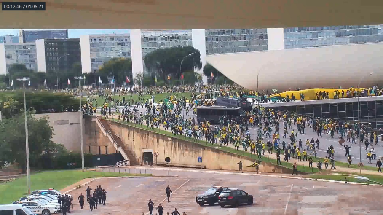 Imagens na área externa do STF no dia 8 de janeiro mostram policiais do DF deixando o cordão de isolamento permitindo que golpistas invadissem o prédio em Brasília.