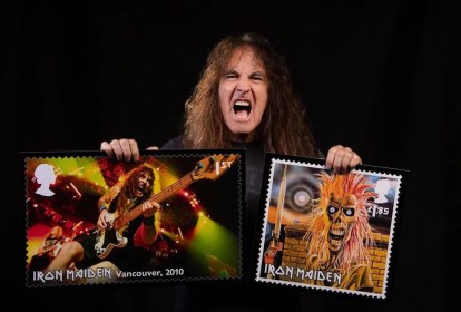 Steve Harris mostra os selos em homenagem ao Iron Maiden