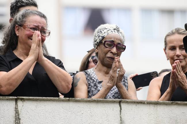 marialuciaMaria Lúcia, irmã de Pelé, agradece aos fãs pelo carinho antes da passagem do cortejo