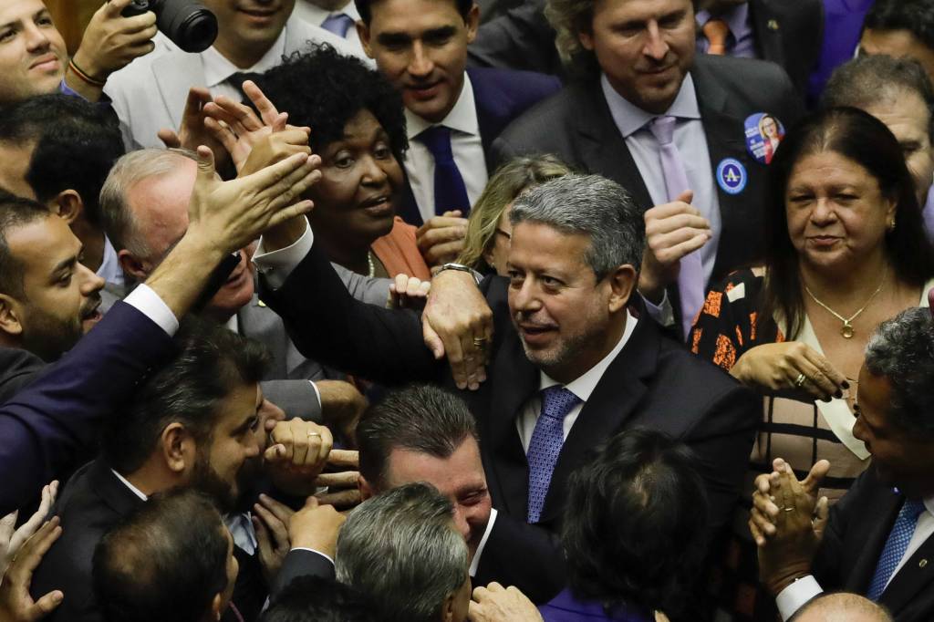 Arthur Lira é reeleito para comandar a Câmara com votação recorde