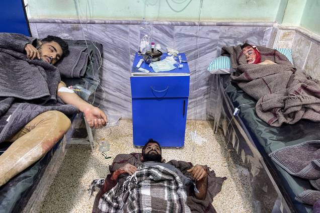 Dois homens feridos e uma criança recebem tratamento no hospital Bab al-Hawa após um terremoto - Dois homens feridos e uma criança recebem tratamento no hospital Bab al-Hawa após um terremoto -