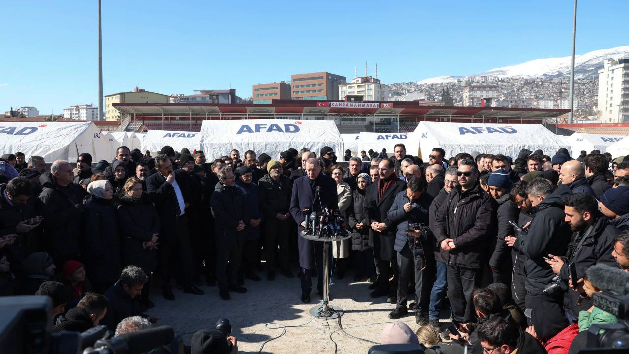 A handout photo taken and released on February 8, 2023, by the Turkish President's press office, shows Turkish President Recep Tayyip Erdogan (C) speaking to press in Kahramanmaras, southeastern Turkey, on February 8, 2023, two days after after a strong earthquake struck the region. - The death toll from a massive earthquake that struck Turkey and Syria rose above 11,200 on February 8 as rescuers raced to save survivors trapped under debris in the winter cold. (Photo by TURKISH PRESIDENTIAL PRESS SERVICE / AFP) / RESTRICTED TO EDITORIAL USE - MANDATORY CREDIT "AFP PHOTO / TURKISH PRESIDENTIAL PRESS SERVICE" - NO MARKETING - NO ADVERTISING CAMPAIGNS - DISTRIBUTED AS A SERVICE TO CLIENTS