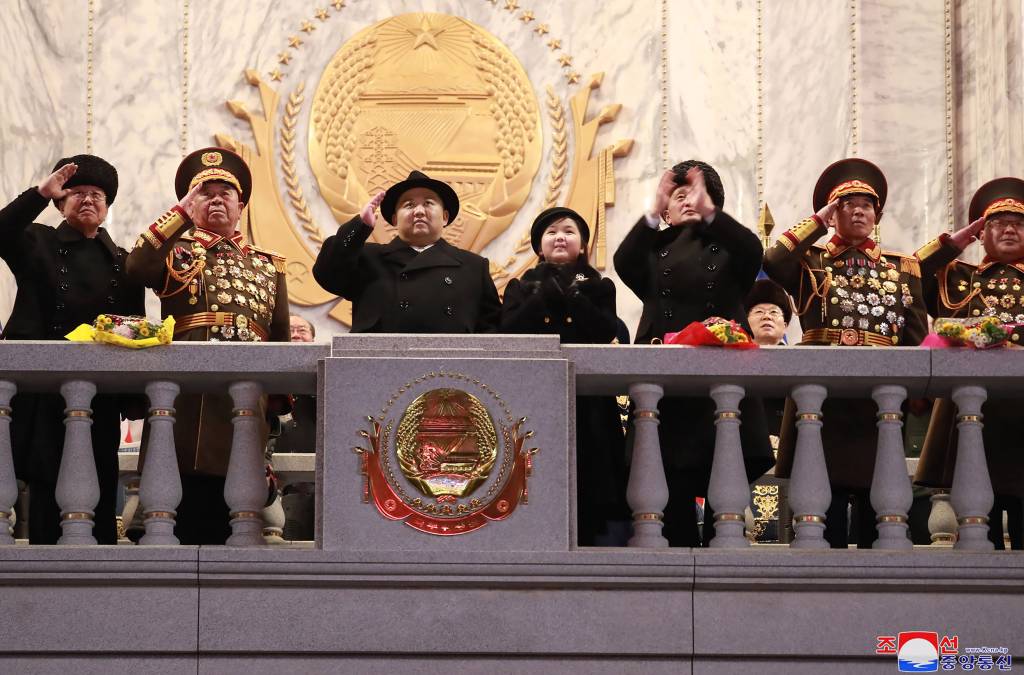 NKOREA-MILITARY-PARADE This picture taken on February 8, 2023 and released from North Korea's official Korean Central News Agency (KCNA) on February 9, 2023 shows North Korea's leader Kim Jong Un (C) saluting as his daughter presumed to be named Ju Ae (centre R) looks on, during a military parade celebrating the 75th anniversary of the founding of the Korean People's Army in Kim Il Sung Square in Pyongyang. (Photo by KCNA VIA KNS / AFP) / South Korea OUT / ---EDITORS NOTE--- RESTRICTED TO EDITORIAL USE - MANDATORY CREDIT