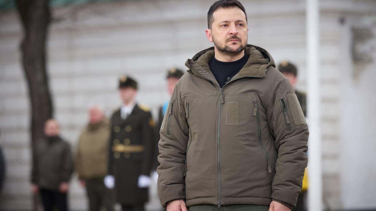 This handout picture taken and released by Ukrainian Presidential press service on February 24, 2023, shows the Ukrainian President Volodymyr Zelensky standing during a ceremony at St Sophia Square in Kyiv, on the first anniversary of the Russian invasion of Ukraine. (Photo by Handout / UKRAINIAN PRESIDENTIAL PRESS SERVICE / AFP) / RESTRICTED TO EDITORIAL USE - MANDATORY CREDIT "AFP PHOTO / Ukrainian Presidential press service" - NO MARKETING NO ADVERTISING CAMPAIGNS - DISTRIBUTED AS A SERVICE TO CLIENTS