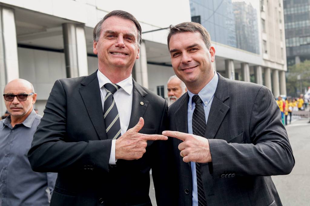Desfile 7 de Setembro RACHADINHA - Jair e Flávio: clã marcado pelas acusações de desvio de salários -