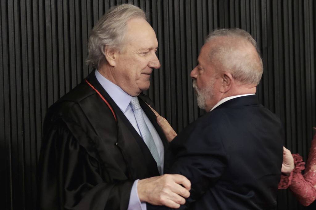 20220816234134298_65.jpg REENCONTRO - Com Lula: indicado à Suprema Corte pelo petista em 2006 -