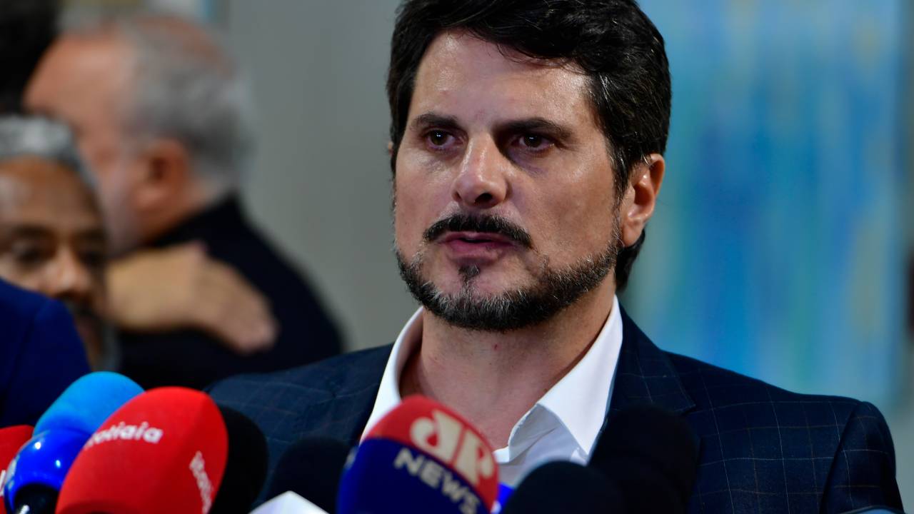 Senador Marcos do Val (Podemos-ES) concede entrevista e afirma que manifestantes bolsonaristas realizaram um treinamento específico para invadir os prédios. "Utilizaram os hidrantes, a água para evitar o gás. Além disso, jogavam o extintor de incêndio para que a poeira pudesse impedir a visualização dos policiais no interior do prédio", afirma. Foto: Waldemir Barreto/Agência Senado