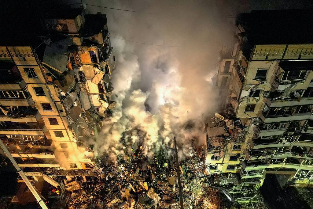 APTOPIX Russia Ukraine War ALVOS CIVIS - Prédio atingido por foguete russo: tropas em refluxo e bombardeio constante das cidades -