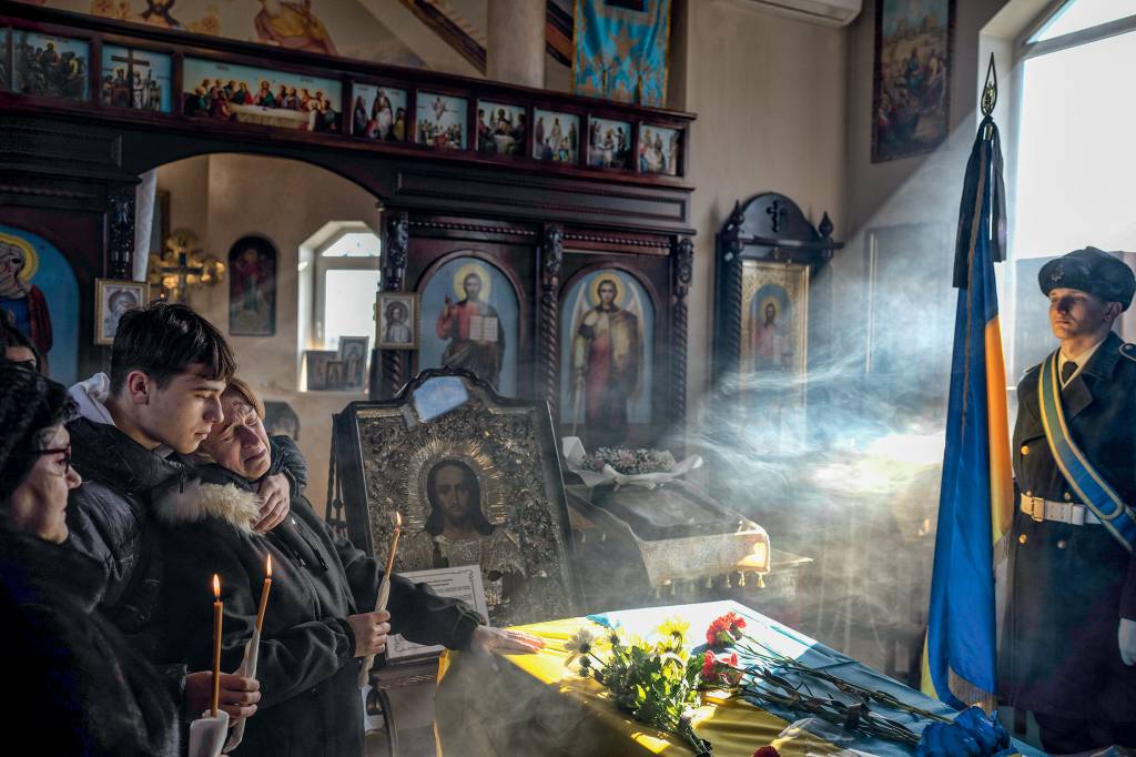 APTOPIX Russia Ukraine War TRAGÉDIA - Velório de ucraniano morto em ação: mais de 8 milhões de pessoas deixaram o país fugindo da guerra -