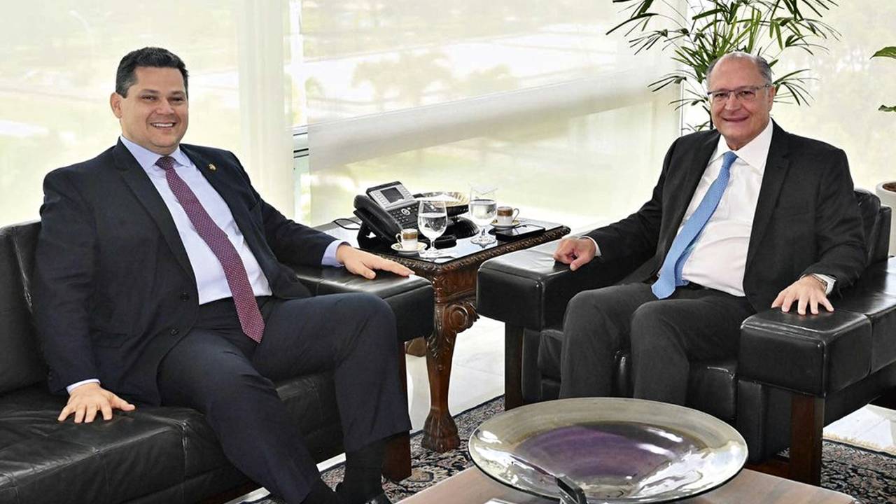 LÁ E CÁ - Davi Alcolumbre: o senador continua sendo peça-chave da articulação política — só que agora na gestão Lula -