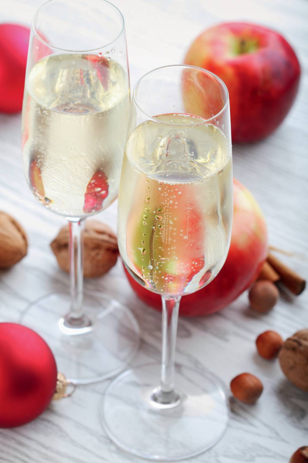 Two flute glasses, apple cider on a table of seasonal decor ELEGÂNCIA - Pronta para beber: complexidade de sabores é apreciada no mundo, mas desconhecida no Brasil -