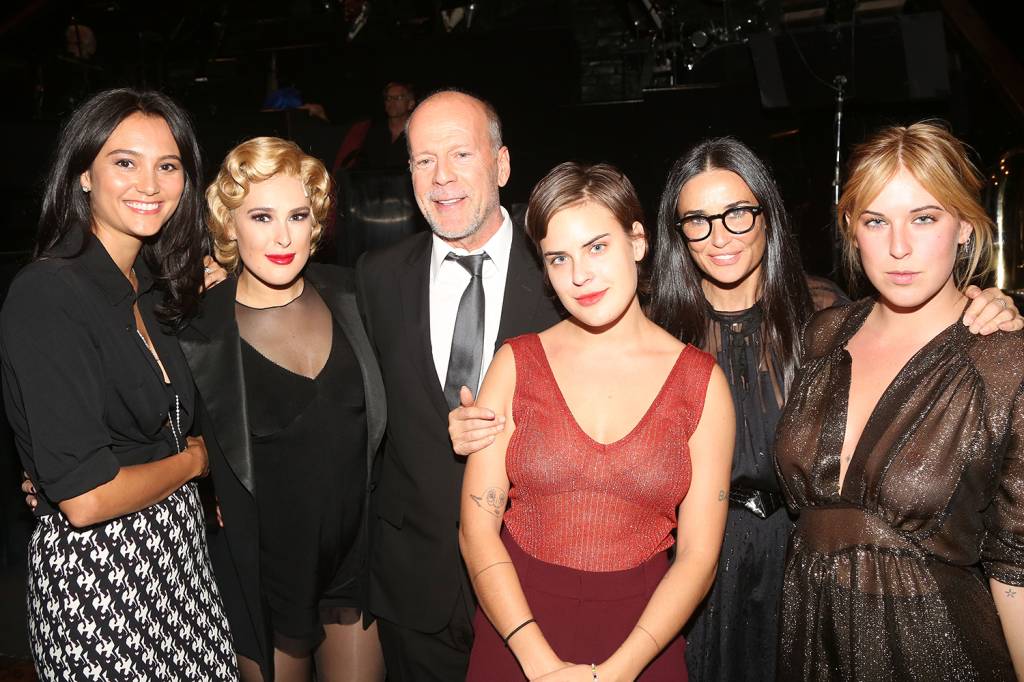 Rumer Willis Makes Her Debut As Roxie Hart In Broadway’s “Chicago” Da esquerda para a direita: Emma Heming, Rumer Willis, Bruce Willis, Tallulah Belle Willis, Demi Moore e Scout LaRue Willis em 2015 -