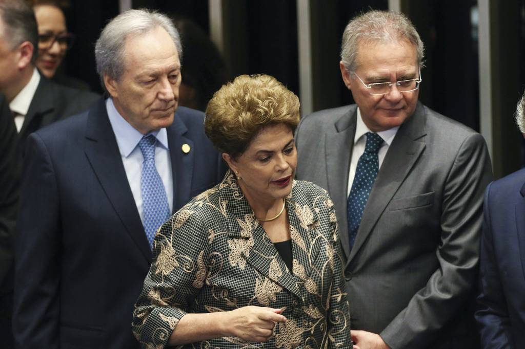 IMPEACHMENT-DILMA-ROUSSEFF-AG.-O-GLOBO-2016-115.jpg TENSÃO - Ao lado de Dilma e Renan: ele presidiu o julgamento do impeachment -