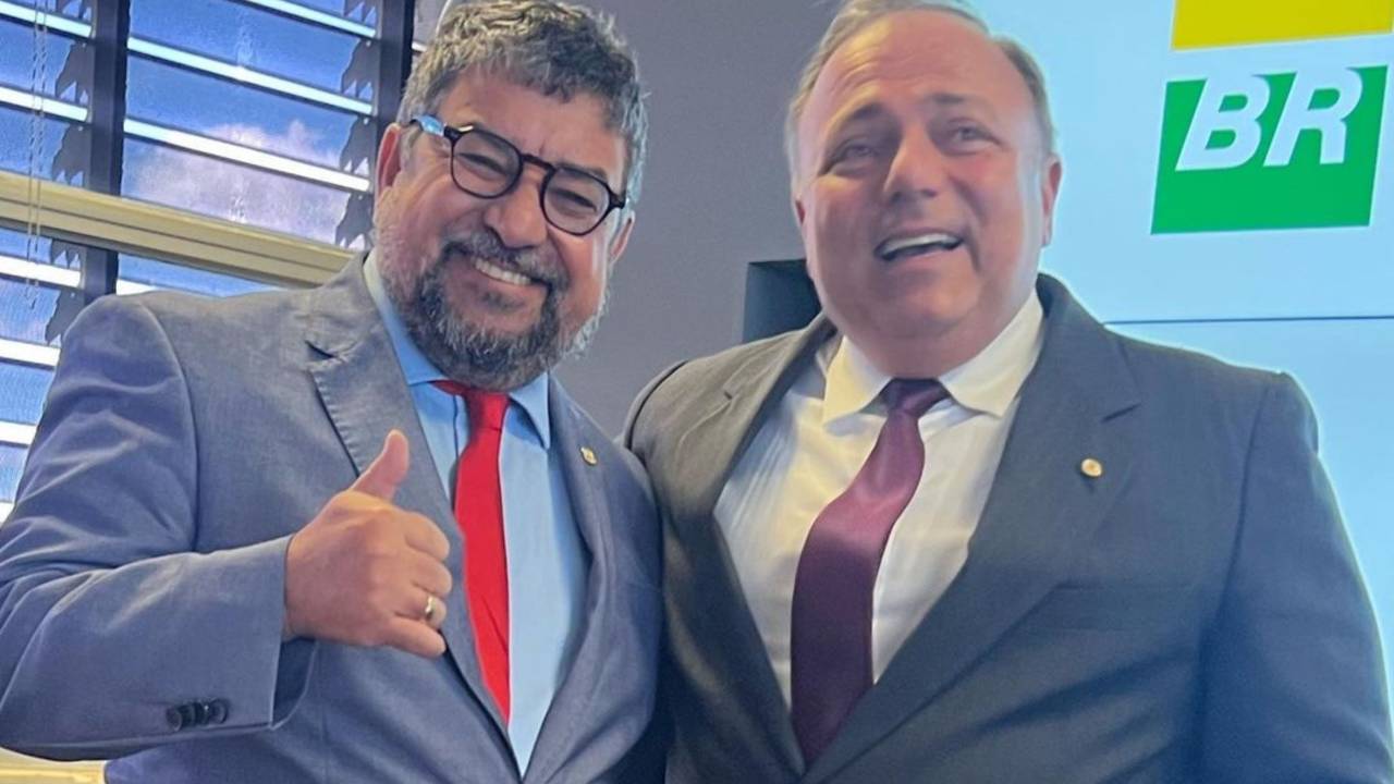 O deputado federal Washington Quaquá (PT-RJ) em encontro com o ex-ministro da Saúde e atual deputado federal Eduardo Pazuello (PL-RJ) -