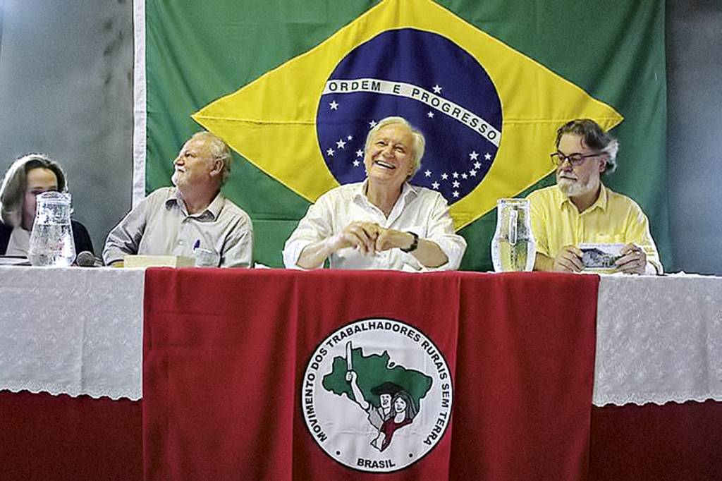 RICARDO-LEWANDOVSKY-MST-SARA-SULAMITA-DIVULGACAO-1.jpg COM O MST - Lewandowski em escola dos sem-terra: palestra e satisfação pessoal -