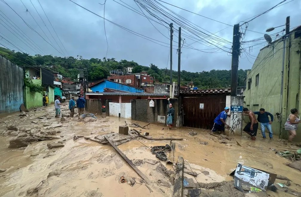 Fortes chuvas atingiram cidades do litoral de São Paulo neste domingo.