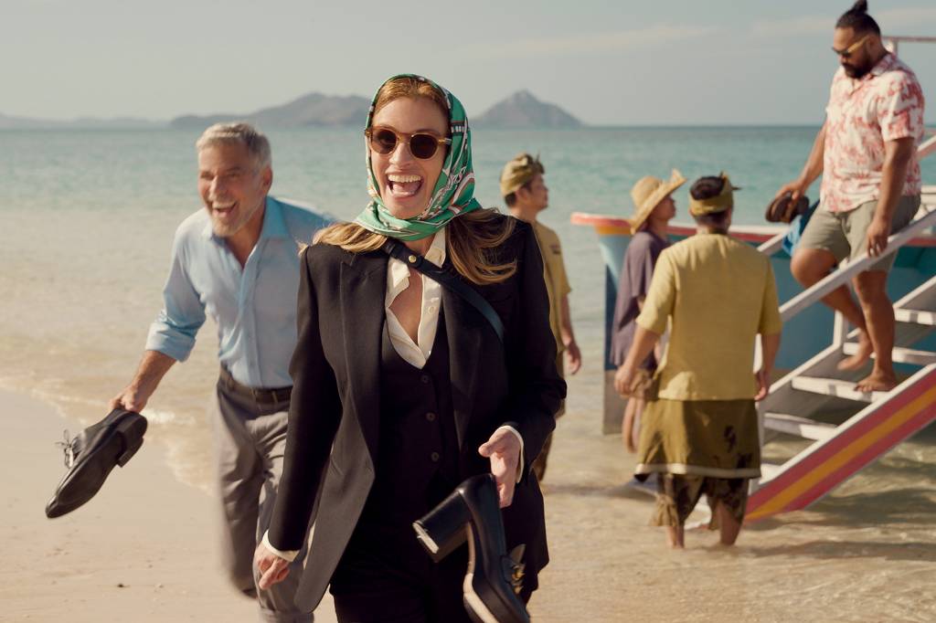 8Z42_TP_00146R.jpegAPPROVED IMAGES(from left) David (George Clooney) and Georgia (Julia Roberts) in Ticket to Paradise, directed by Ol Parker…Photo Credit: Universal Pictures..© 2022 Universal Studios. All Rights Reserved.(from left) David (George VETERANOS - Julia Roberts e Clooney em Ingresso para o Paraíso: estrelas das comédias românticas retornam ao gênero -