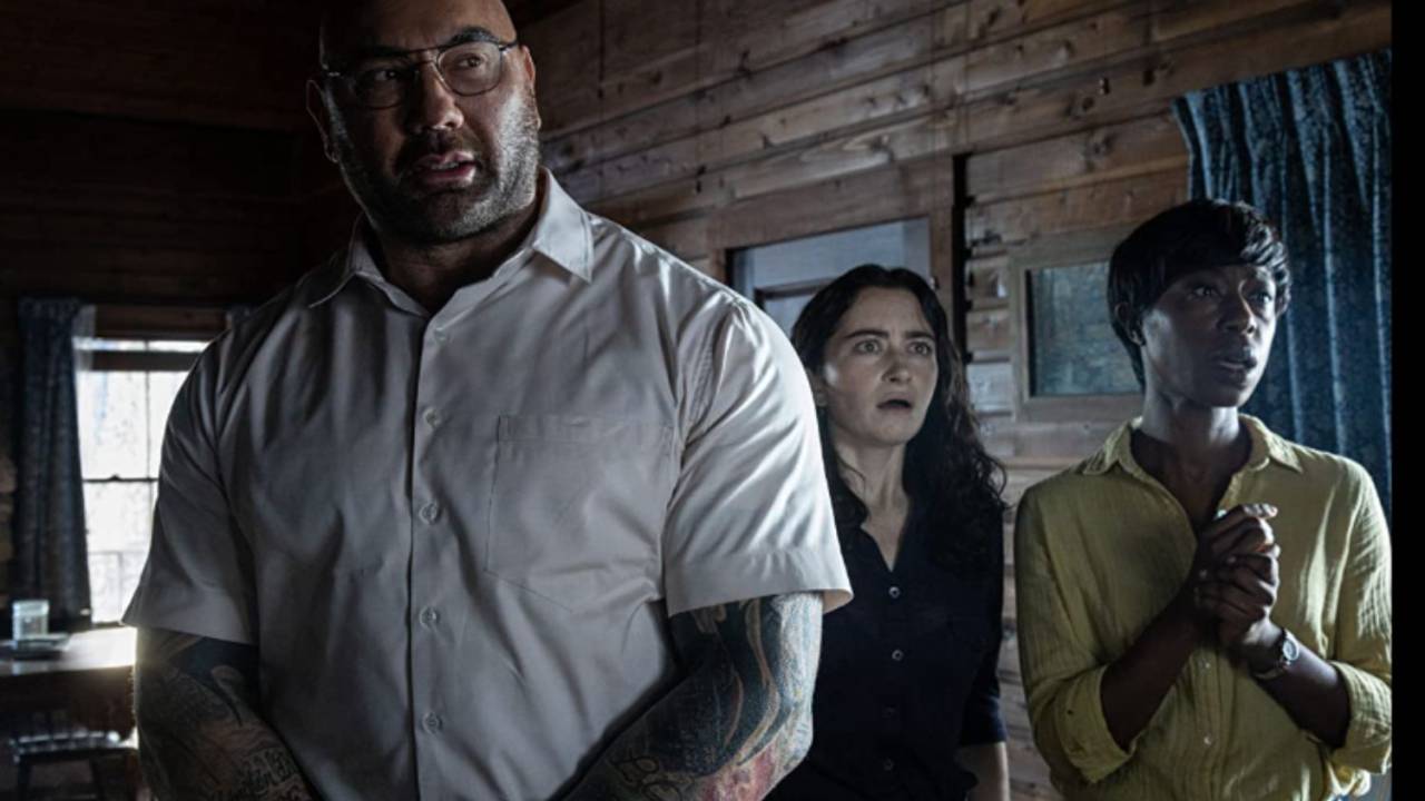 Dave Bautista, Nikki Amuka-Bird, e Abby Quinn no filme 'Batem à Porta' (2023)