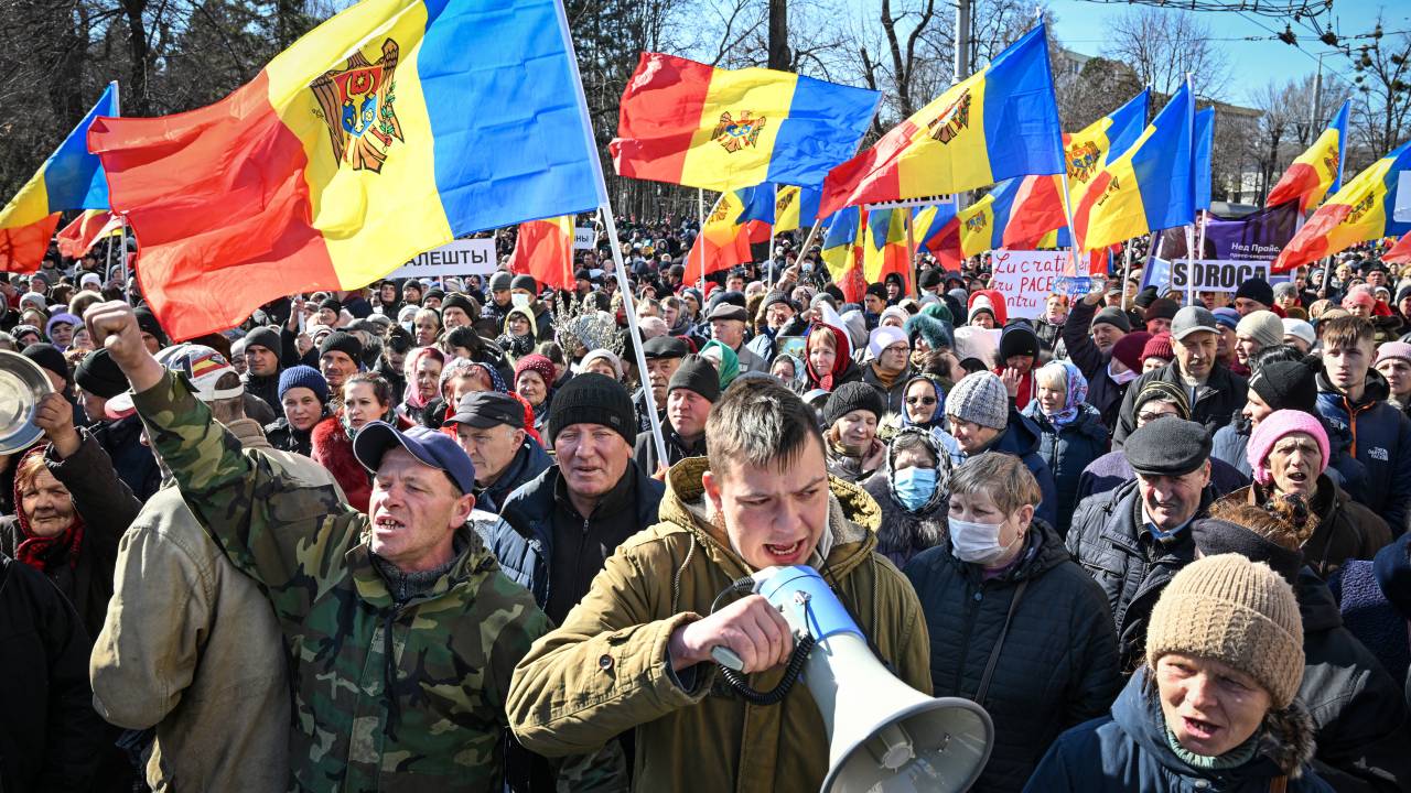 Moldovan demonstrators hold Moldova national flags during a protest organized by a Moldovan member of parliament on behalf of the "Sor" opposition party in Chisinau on March 12, 2023. - Around 3,000 people attended on March 12, 2023, afternoon in the capital Chisinau as the party of a fugitive pro-Russian oligarch has again mobilised people in recent weeks against the pro-European government, amid heightened tensions between Moscow and Chisinau. Several rallies are suspected of having payed participants. Moldova, formerly part of Russia's sphere of influence, is now governed by authorities who are firmly focused on European integration. (Photo by Daniel MIHAILESCU / AFP)