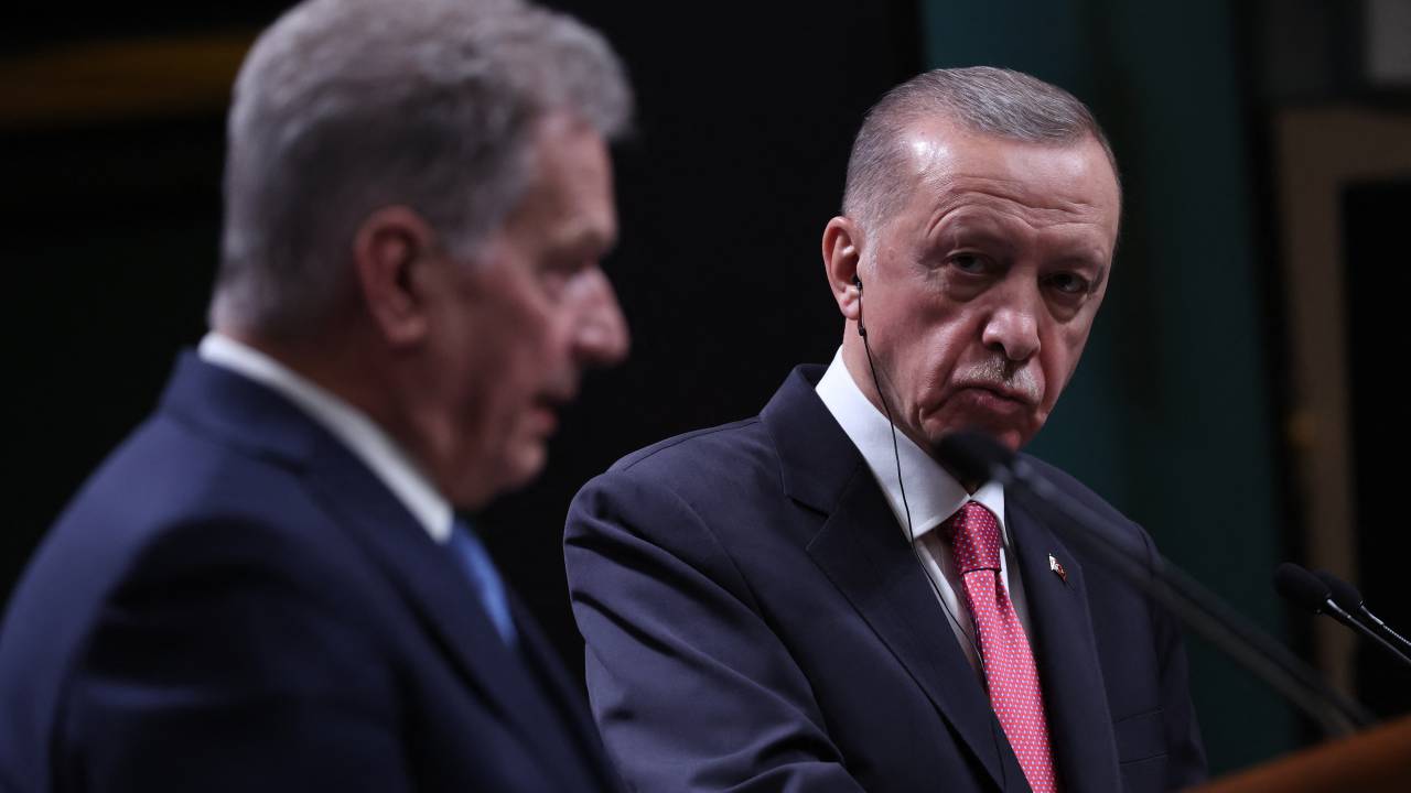 Turkish President Recep Tayyip Erdogan (R) and Finnish President Sauli Niinisto (L) deliver a joint press conference held after their meeting at the Presidential Complex in Ankara, on March 17, 2023. (Photo by Adem ALTAN / AFP)