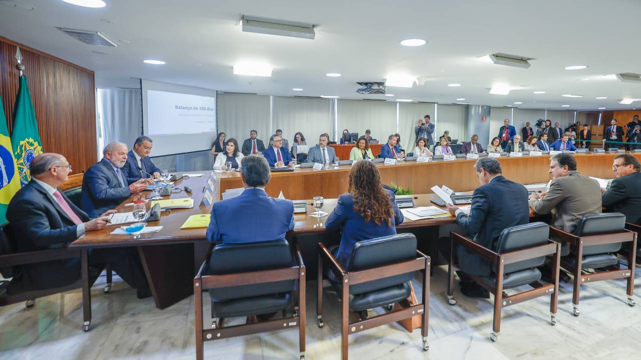 O presidente Luiz Inácio Lula da Silva comanda reunião com ministros no Palácio do Planalto
