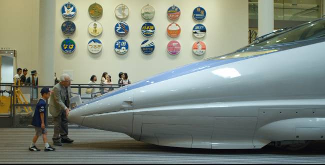 BIO_Cred-David-Vêluz engenheiro e observador de pássaros Eiji Nakatsu, que usou como referência o formato aerodinâmico da cabeça do martim pescador para redesenhar a locomotiva do trem bala