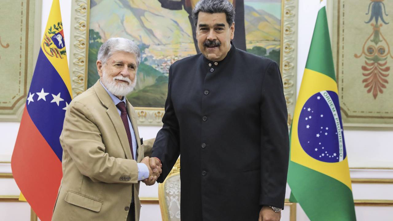'COMPAÑEROS' - O aperto de mão de Amorim e Maduro: os amigos não erram