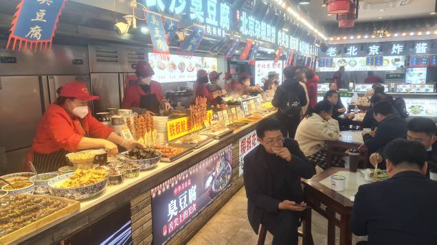 FOME DE QUÊ? - Praça de alimentação em Pequim: comer fora virou um dos principais programas dos chineses no pós pandemia FOME DE QUÊ? - Praça de alimentação em Pequim: comer fora virou um dos principais programas dos chineses no pós pandemia