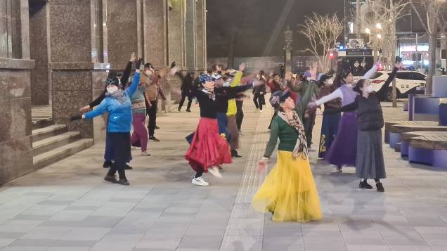 DOIS PARA LÁ, DOIS PARA CÁ - Mulheres dançam na rua Wangfujing , centro de Pequim: a face dócil de uma China que range os dentes para o mundo ocidental DOIS PARA LÁ, DOIS PARA CÁ - Mulheres dançam na rua Wangfujing , centro de Pequim: a face dócil de uma China que range os dentes para o mundo ocidental